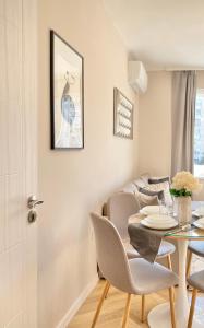 Business & Family Apartment with Free Street Parking