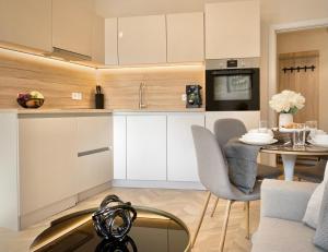 Business & Family Apartment with Free Street Parking