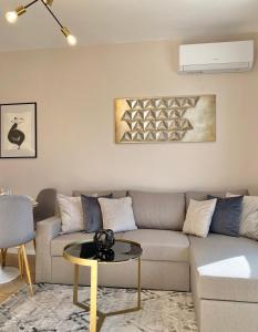 Business & Family Apartment with Free Street Parking