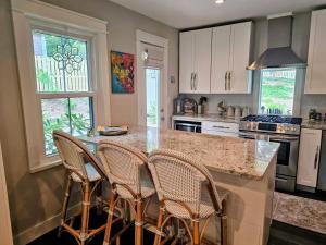 Adorable updated cottage in the heart of Decatur!
