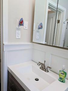 Adorable updated cottage in the heart of Decatur!