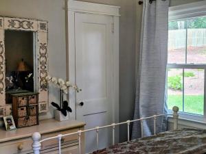 Adorable updated cottage in the heart of Decatur!