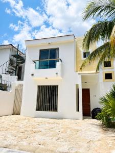 Gupy 26 - 3BR Beach House Steps from the Beach Near the Ferry