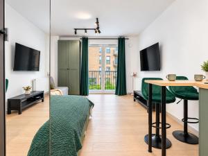 Scarpa Gdańsk Apartment with Private Parking & Balcony