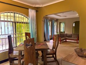 Upendos Home - Earth-Toned Haven in Arusha