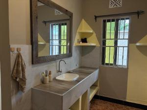 Upendos Home - Earth-Toned Haven in Arusha
