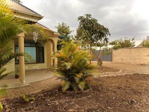 Upendos Home - Earth-Toned Haven in Arusha