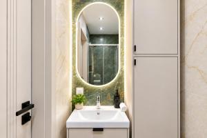 Scarpa Gdańsk Apartment with Private Parking & Balcony