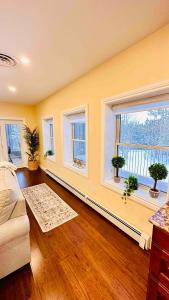 Cozy Retreat On The Eastside Estate Sleeps 10