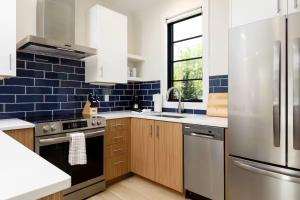 Hamilton Place Bayside Building 8BR Near Downtown Beaches