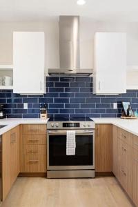 Hamilton Place Bayside Building 8BR Near Downtown Beaches