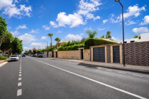 Spacious Apart in a Villa - 3 min to Beach