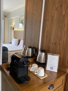 8 Rooms Hotel