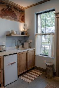 Bellflower - Cozy One Bedroom Villa at Petite Acres