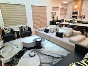 Luxury Mansion 3 Ensuites and Year-Round Gazebo