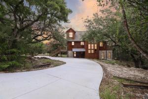 3BR Hill Country Cabin Near Canyon Lake