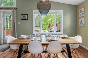 Cottage Cove 7Beds Family Retreat by Sylvan Lake