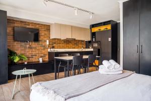 Modern Studio Pool Gym Balcony & City Views