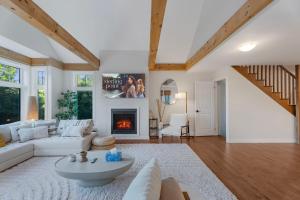 Muskoka Luxe Hideaway with Scenic Views and BBQ