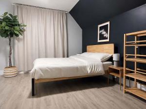 2 Story Home for Families-Sleeps 12 pax- 5 min Downtown