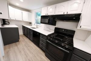 2 Story Home for Families-Sleeps 12 pax- 5 min Downtown