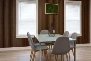 2 Story Home for Families-Sleeps 12 pax- 5 min Downtown