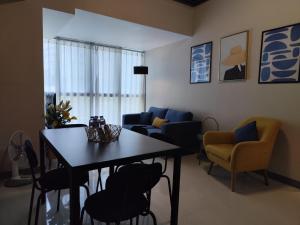 Uptown Parksuites Tower 1