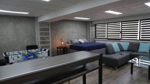 Modern Loft King Bed, Wifi Smart Lock