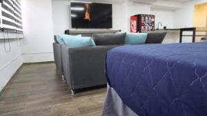 Modern Loft King Bed, Wifi Smart Lock