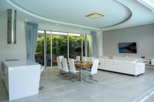 Modern 4BR Villa with Private Pool & Mountain Views