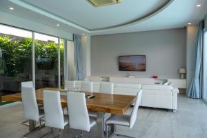 Modern 4BR Villa with Private Pool & Mountain Views
