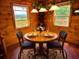 A+ Mtn Views • Romantic Getaway • Hottub • Firepit