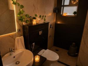 BLUE IRIS - Luxury ROOM, onsite swimming pool and 15 min from airport, Jaipur