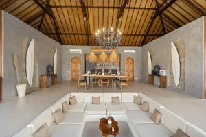 Chic 4BR Villa Near GWK, Pool, Sauna & Firepit