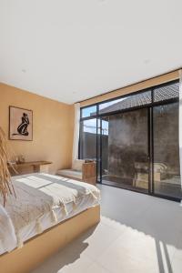 Chic 4BR Villa Near GWK, Pool, Sauna & Firepit