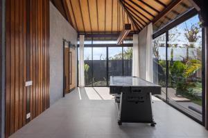 Chic 4BR Villa Near GWK, Pool, Sauna & Firepit