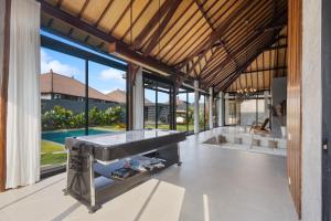 Chic 4BR Villa Near GWK, Pool, Sauna & Firepit