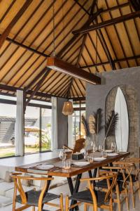 Chic 4BR Villa Near GWK, Pool, Sauna & Firepit