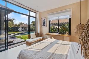 Chic 4BR Villa Near GWK, Pool, Sauna & Firepit