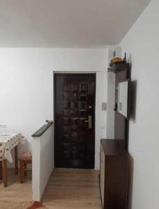 Inchiriez un dormitor matrimonial in apartament