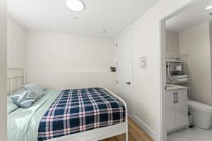 Quiet, cozy 2BR1BA private entry suite near Skytrain