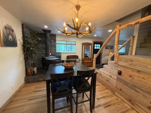 Mountain Cabin wHot Tub & Washer Dryer