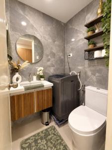 Havens Condo - New 1BR Pool Short term & Monthly Stays Fast Wifi