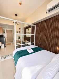 Havens Condo - New 1BR Pool Short term & Monthly Stays Fast Wifi