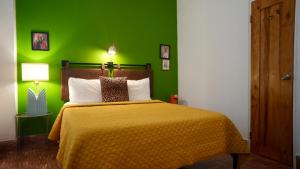 1818 Loíza Street Shared & Private Rooms