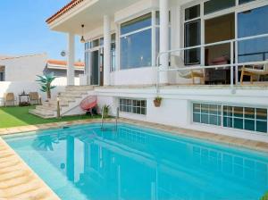 Relax by your private pool WiFi and Canary Views