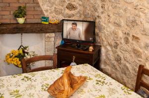 INTERA CASA CON GROTTINO nel cuore del borgo