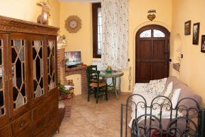 INTERA CASA CON GROTTINO nel cuore del borgo