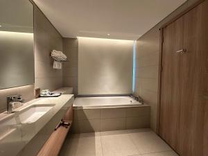 A La Carte Ha Long Beachfront Condotel