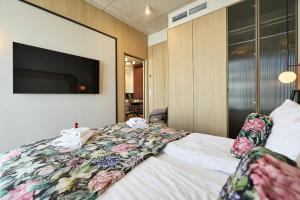 Golden Hour Apartments- Loft H 509